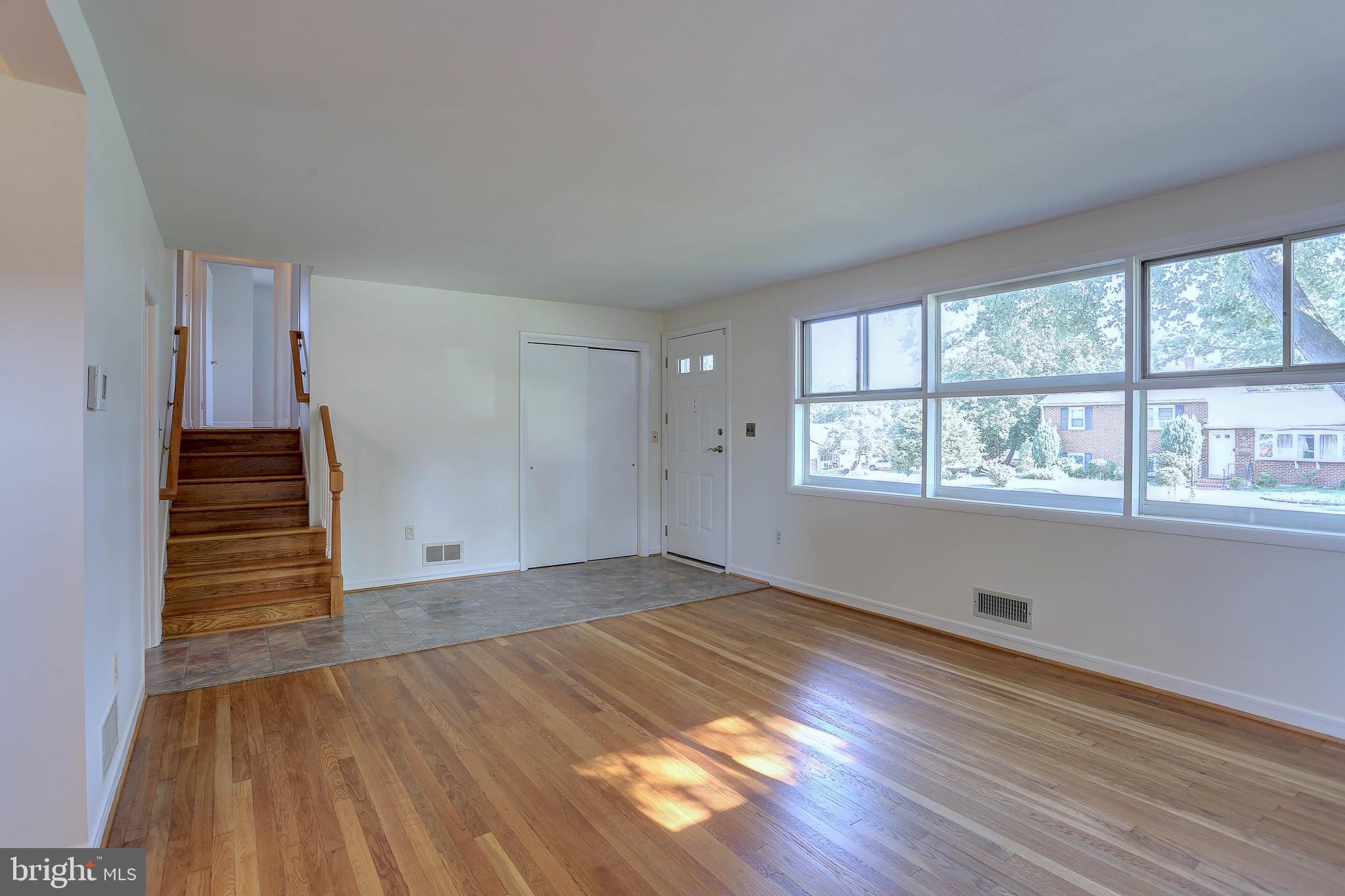 216 Rollingfield Road Catonsville, MD 21228 - Photo 8 of 37 Living Room