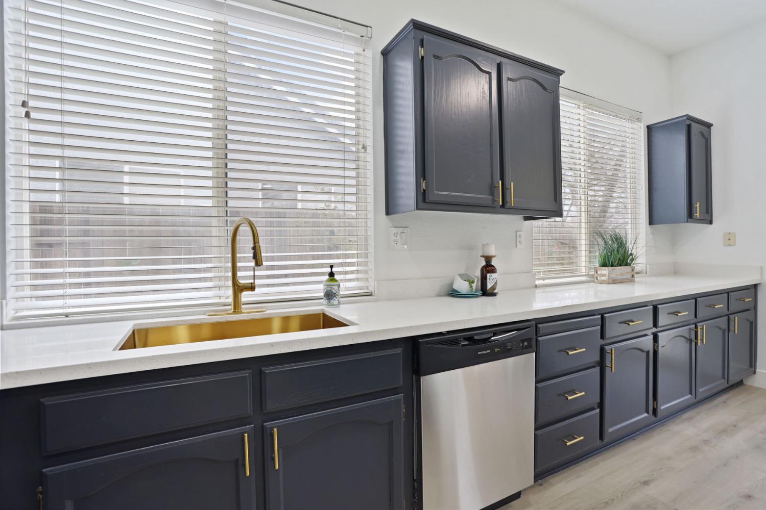 1829 Nighthawk Circle Roseville, CA 95661 - Photo 15 of 34 a bathroom with a sink and a mirror