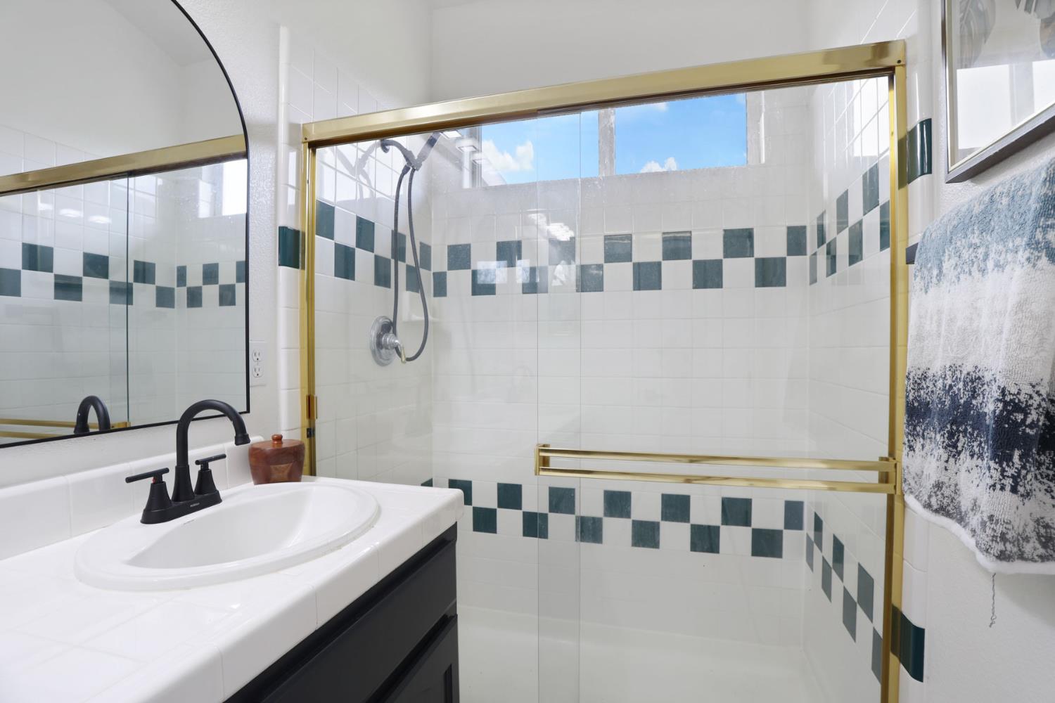 1829 Nighthawk Circle Roseville, CA 95661 - Photo 28 of 34 a bathroom with a double vanity sink and mirror