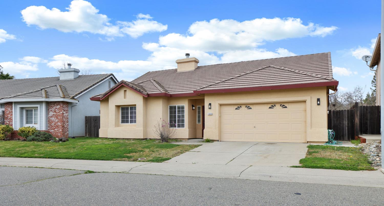 1829 Nighthawk Circle Roseville, CA 95661 - Photo 4 of 34 front view of house with a yard