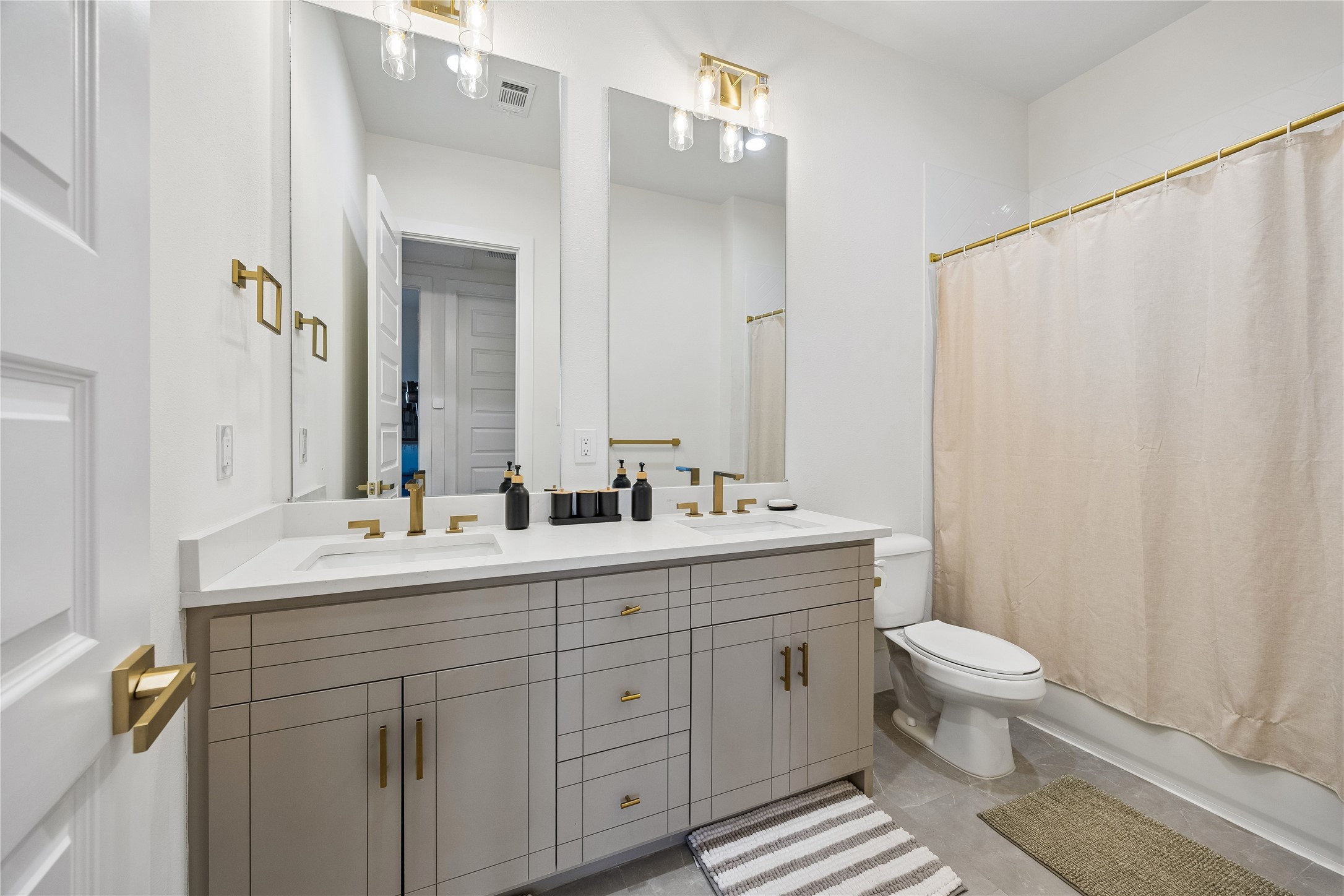 3107 Webster Street, Unit B Houston, TX 77004 - Photo 6 of 23 Full Bathroom on first floor