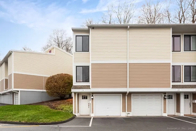 $565,000 | 13 Lawson Lane, Unit 13, Ridgefield, CT 06877