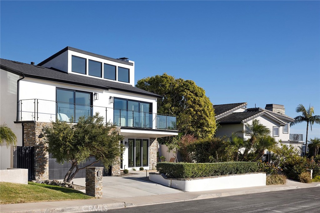 630 Loretta Drive Laguna Beach, CA 92651 - Photo 73 of 75 a front view of a building