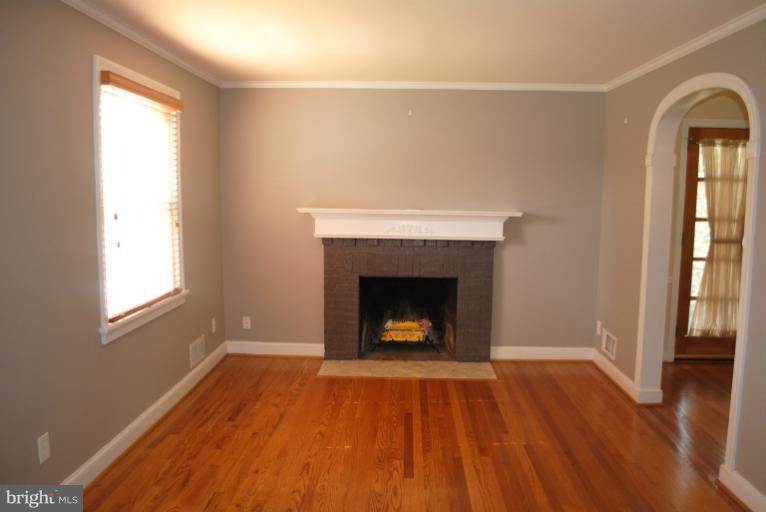 10609 Amherst Avenue Silver Spring, MD 20902 - Photo 12 of 21 Living Room