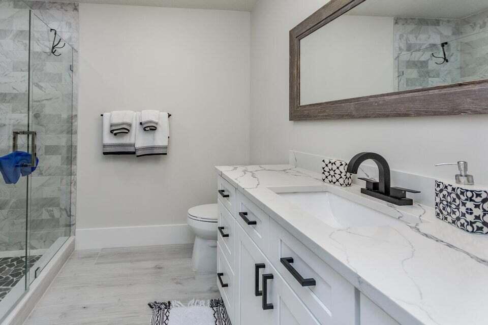 306 Leeward Drive Jupiter, FL 33477 - Photo 18 of 30 Bathroom 2