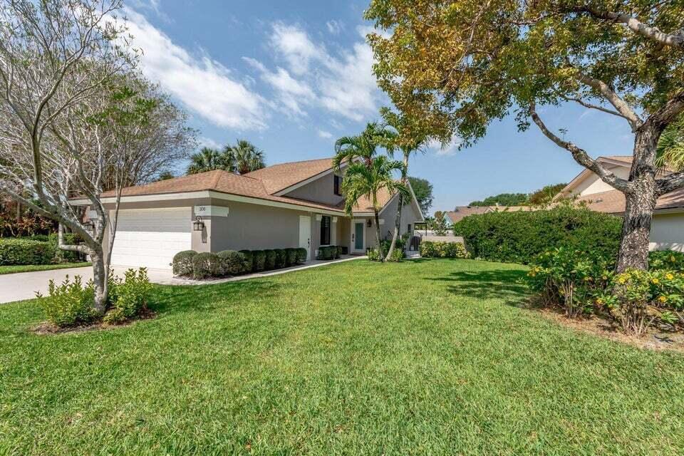 306 Leeward Drive Jupiter, FL 33477 - Photo 2 of 30 Front yard