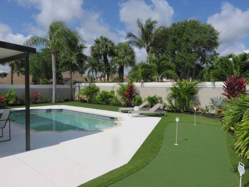 306 Leeward Drive Jupiter, FL 33477 - Photo 22 of 30 Putting green