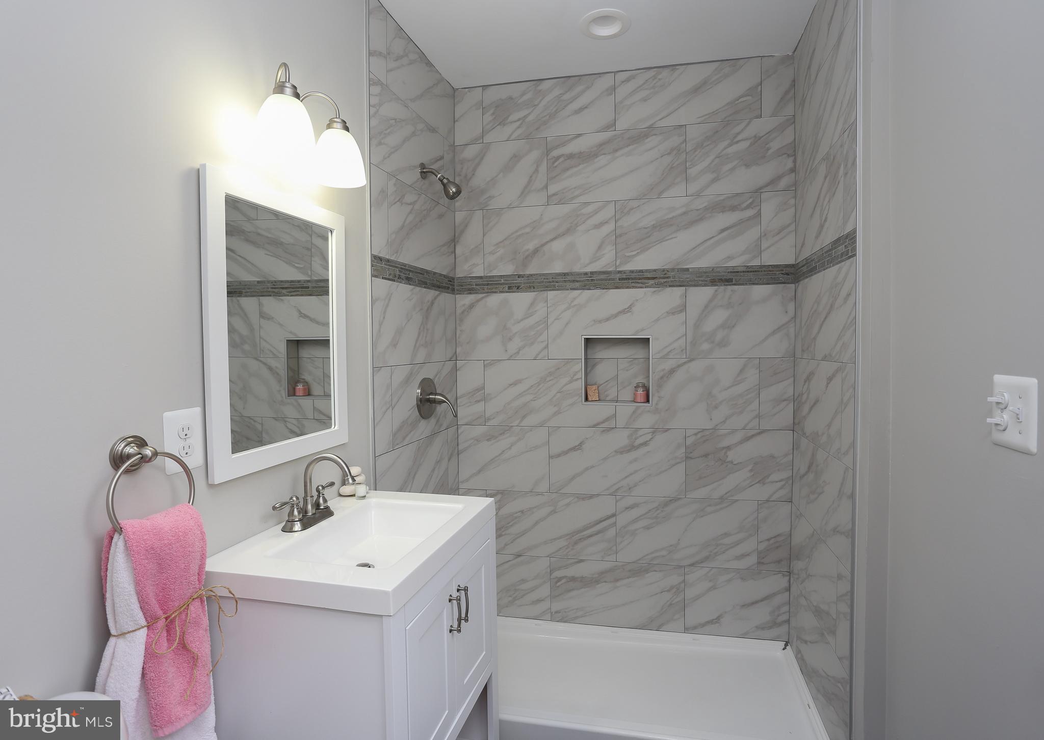 605 Coleraine Road Baltimore, MD 21229 - Photo 12 of 29 Full attached master bathroom