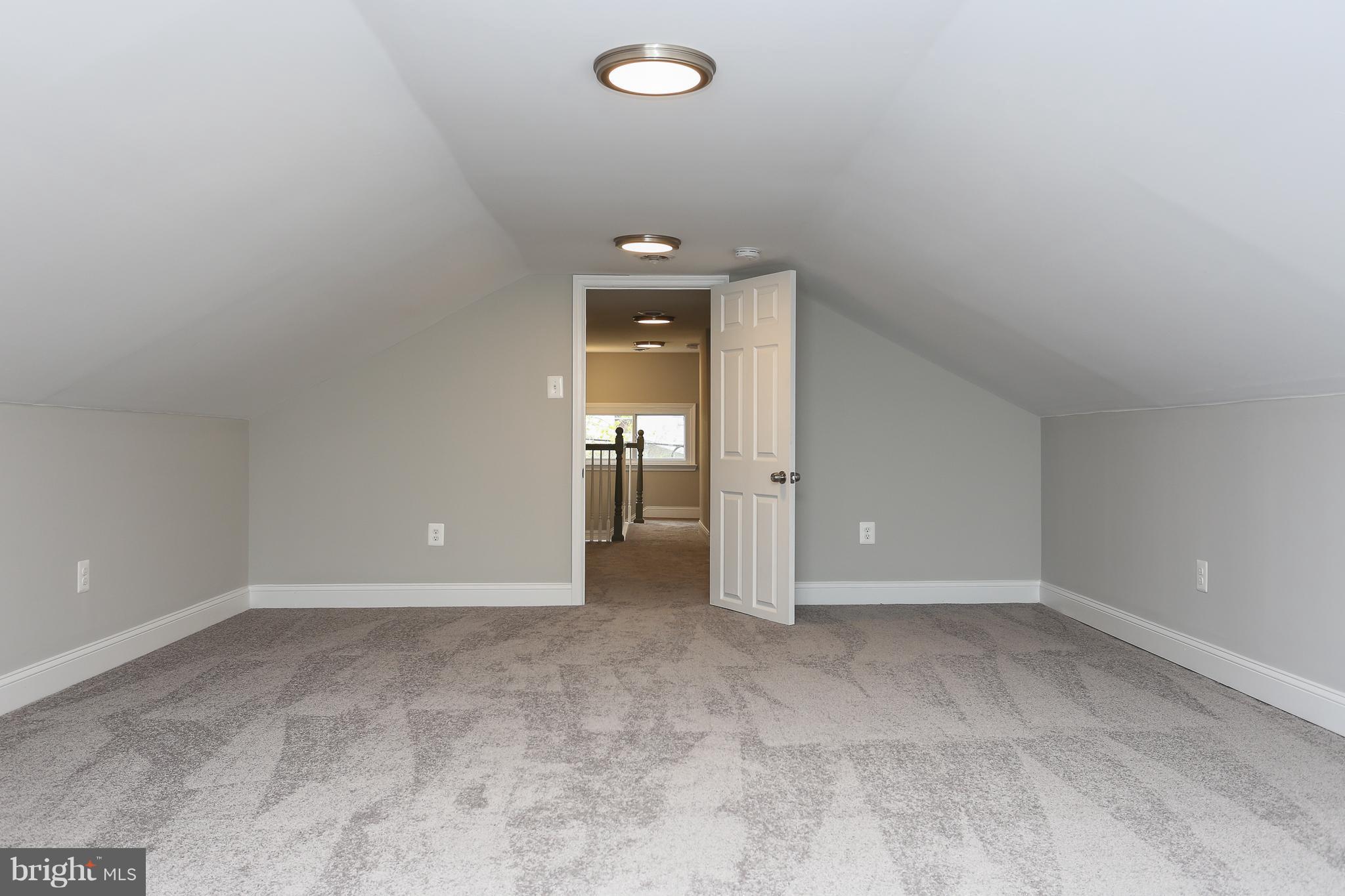 605 Coleraine Road Baltimore, MD 21229 - Photo 18 of 29 Space for decorations and furniture