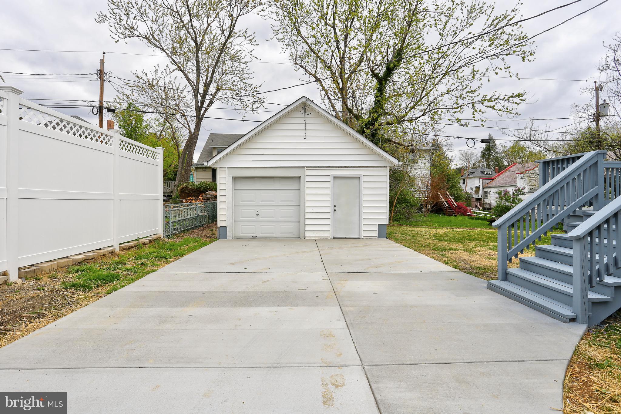 605 Coleraine Road Baltimore, MD 21229 - Photo 23 of 29 Long driveway with one car garage