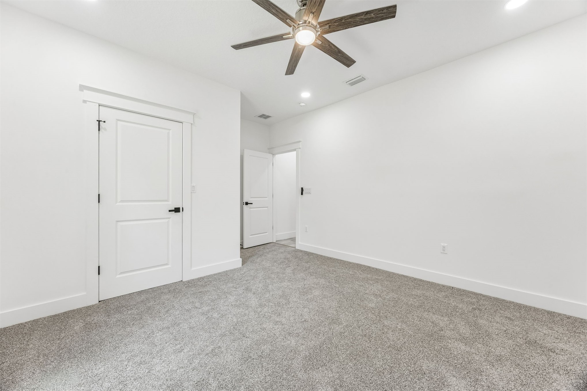 95121 North Ellis Landing Road Fernandina Beach, FL 32034 - Photo 28 of 37 an empty room with closet and a chandelier fan