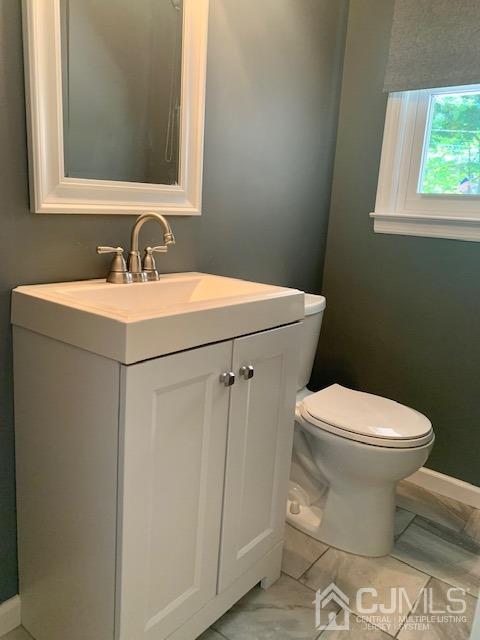 20 Sherwood Road Edison, NJ 08820 - Photo 17 of 26 a bathroom with a sink toilet and mirror