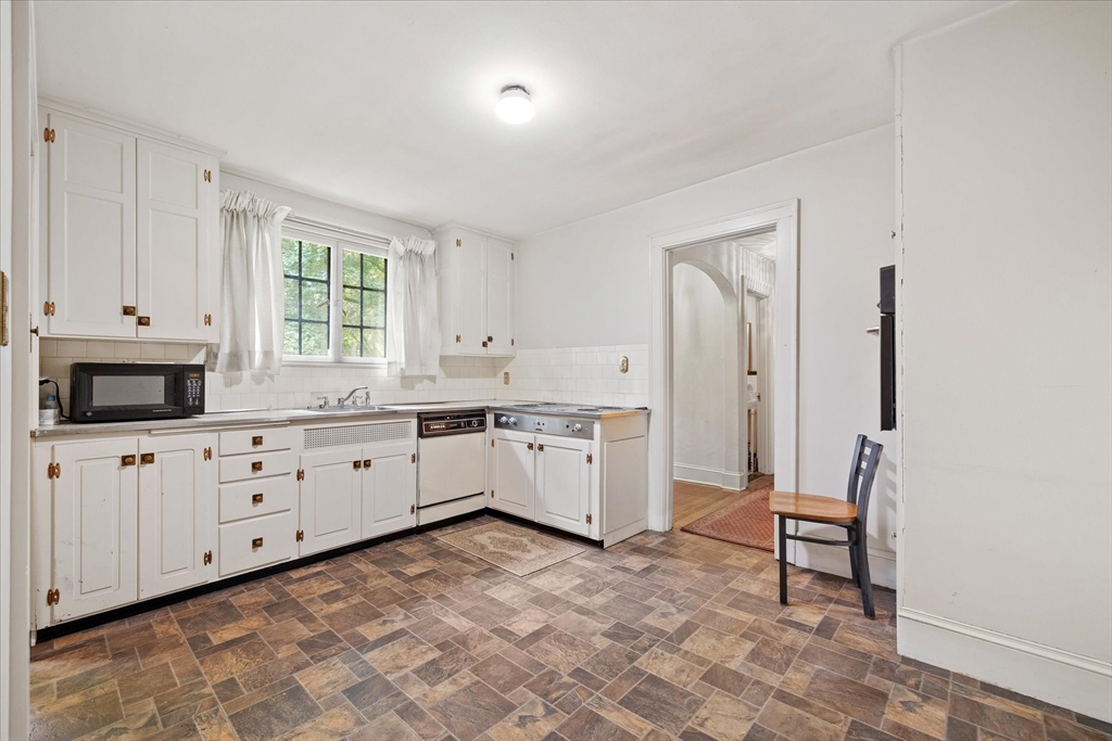 22 Audubon Road Worcester, MA 01602 - Photo 8 of 42