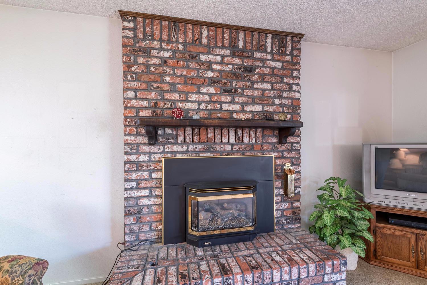 133 Maple Street Madera, CA 93637 - Photo 3 of 18 Gallery Image 3