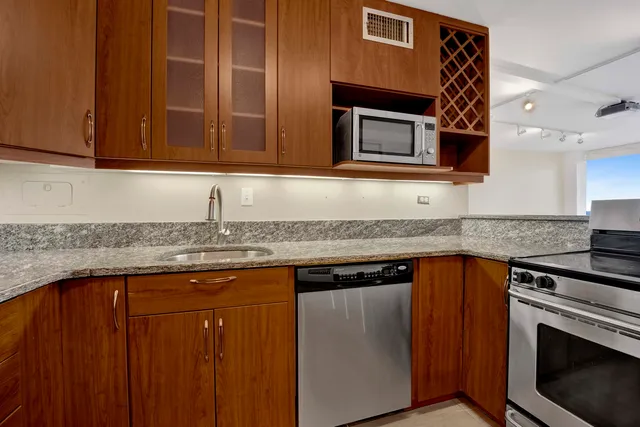 $369,000 | 340 West Diversey Parkway, Unit 2718, Chicago, IL 60657