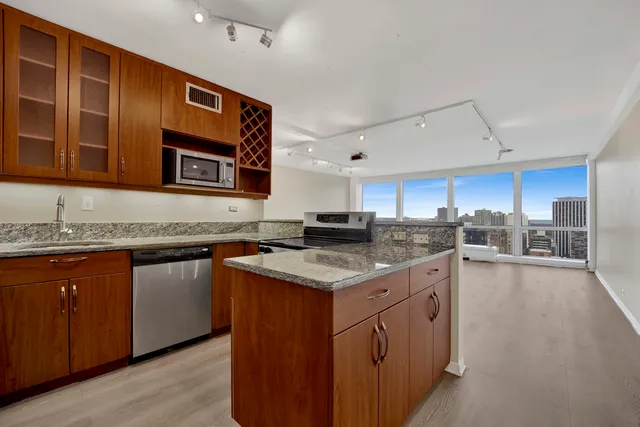 $369,000 | 340 West Diversey Parkway, Unit 2718, Chicago, IL 60657