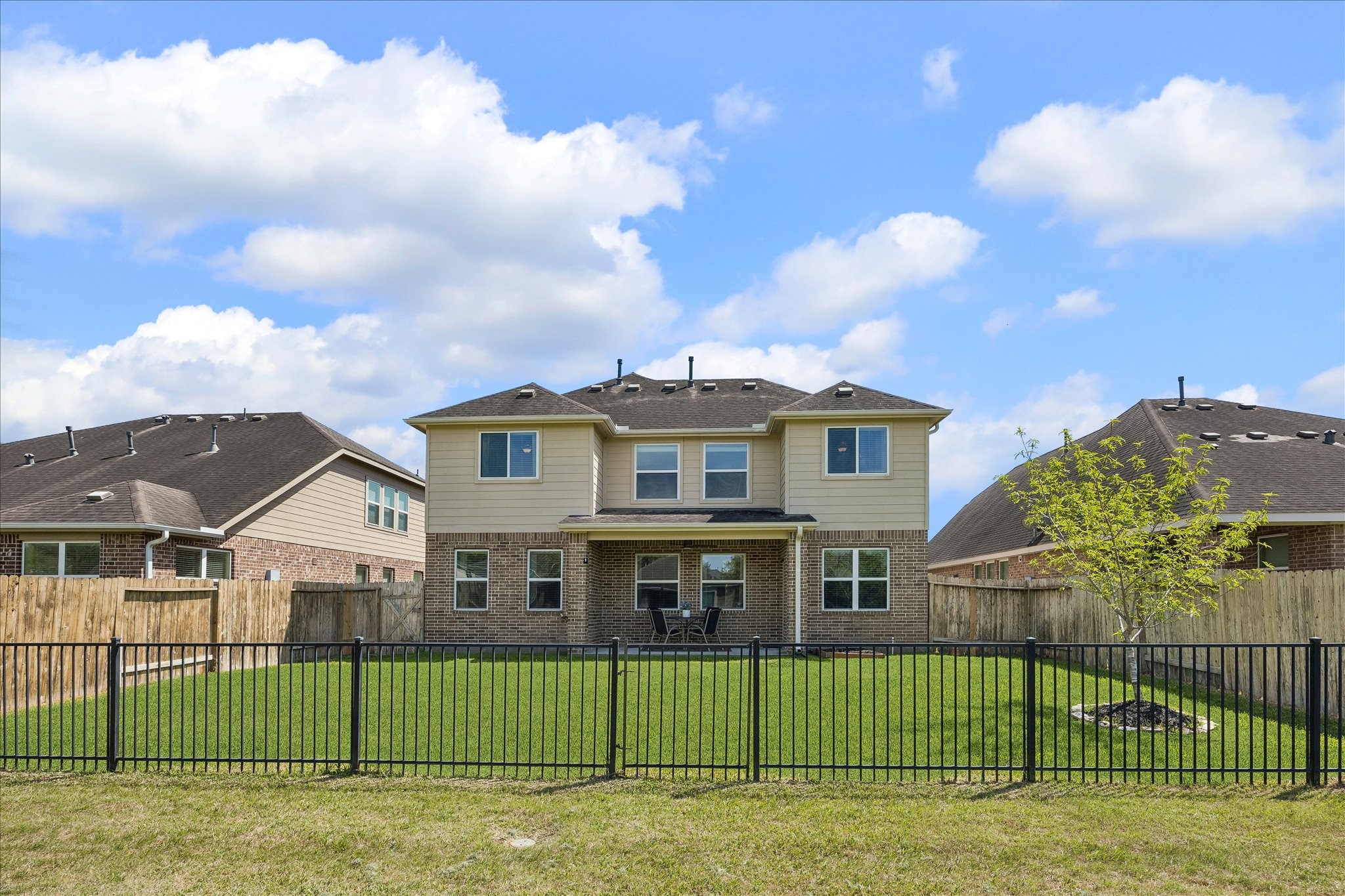 5922 Watford Bend Rosenberg, TX 77471 - Photo 25 of 34 a front view of a house with a garden