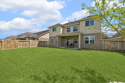 a view of a house with backyard and garden