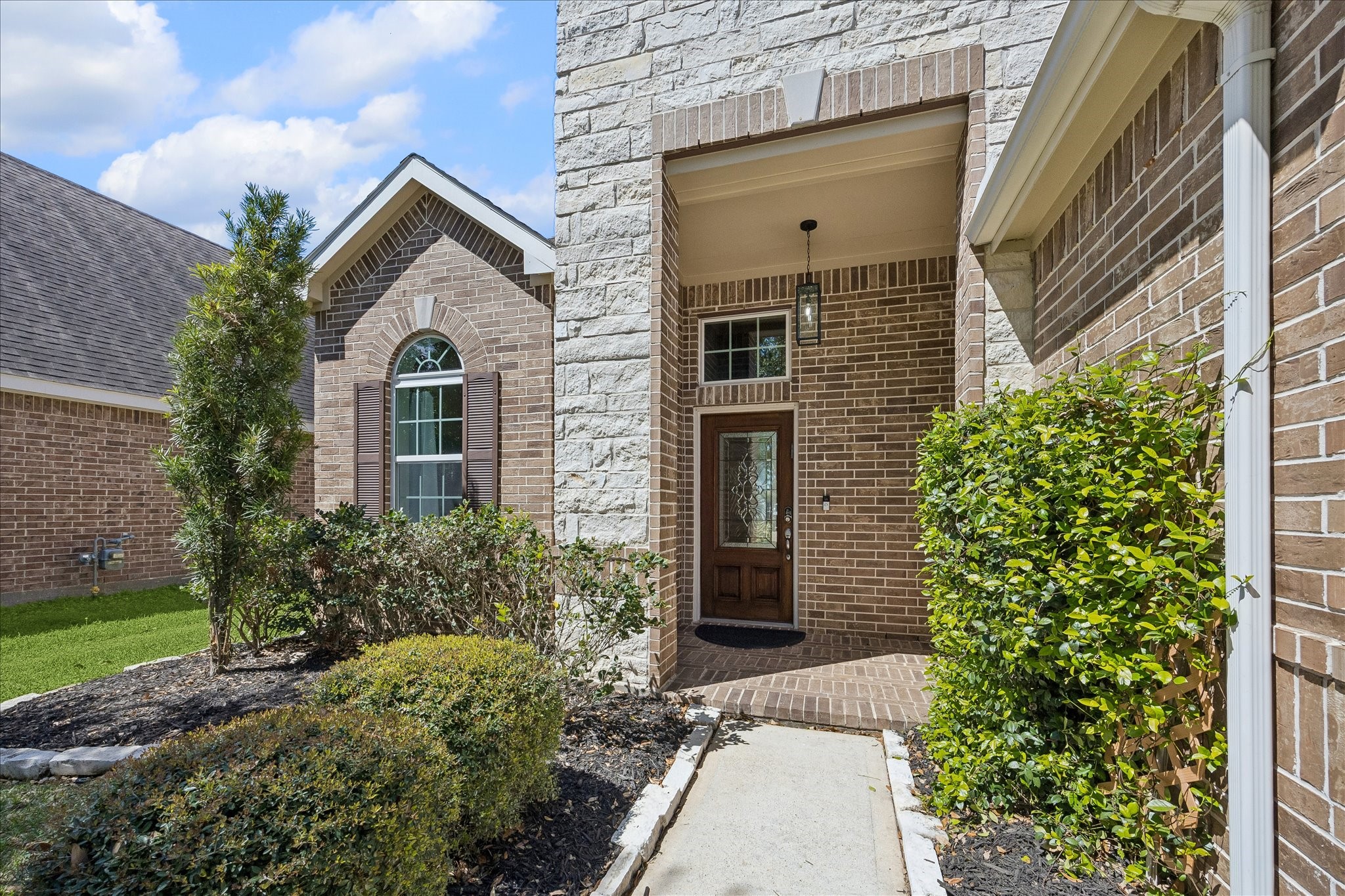 5922 Watford Bend Rosenberg, TX 77471 - Photo 33 of 34 a front view of a house with garden