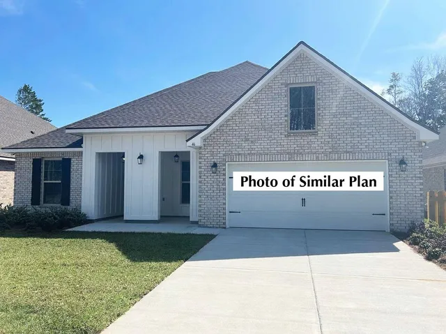 a view of a house with yard