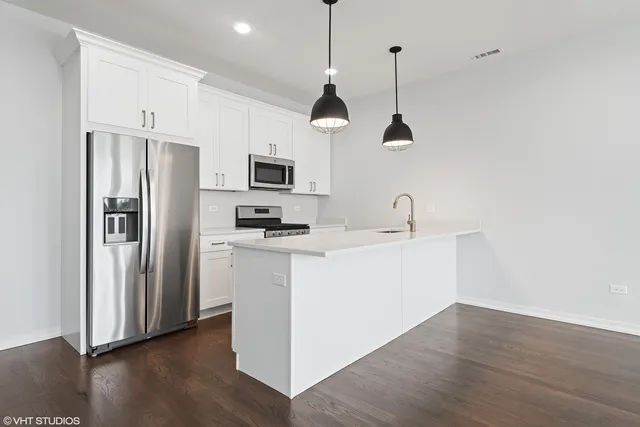 $2,495 | 648 East Bowen Avenue, Unit 3, Chicago, IL 60653