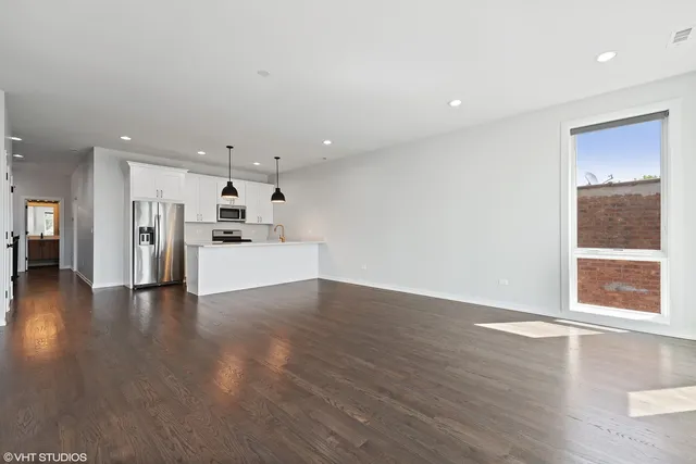 $2,495 | 648 East Bowen Avenue, Unit 3, Chicago, IL 60653