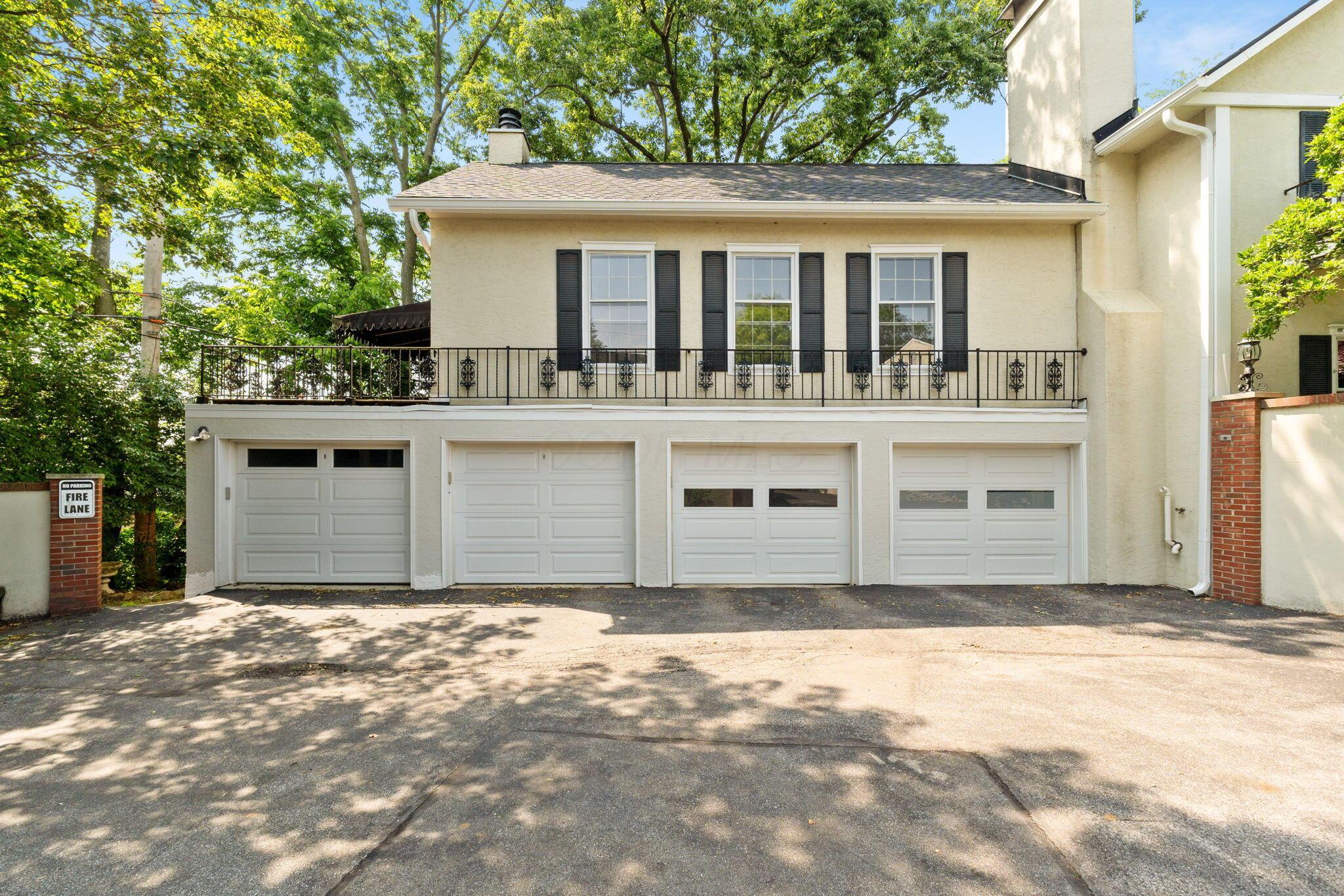 1631 Roxbury Road, Unit D2 Columbus, OH 43212 - Photo 31 of 37 Garage is the far left