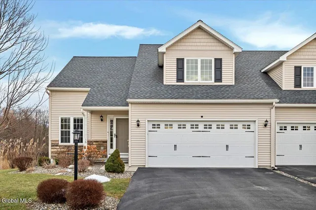 $470,000 | 16 Paar Way, Halfmoon, NY 12118