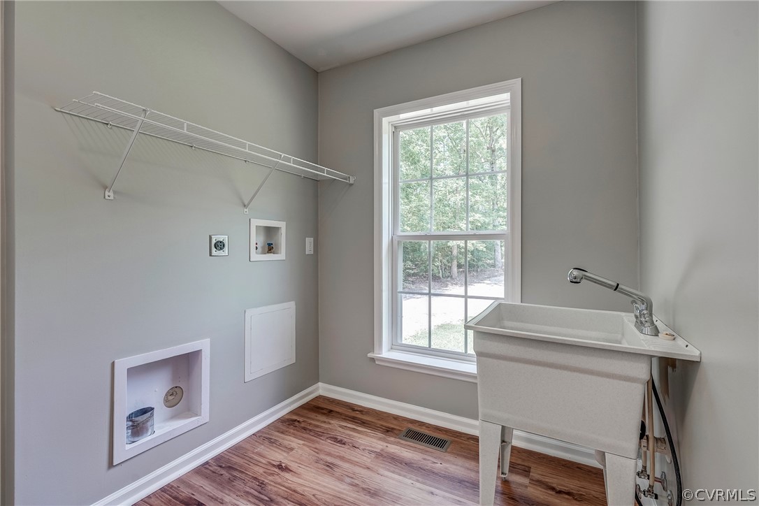 3759 Broad St Road Gum Spring, VA 23065 - Photo 26 of 33 a room that has a window and a table in it
