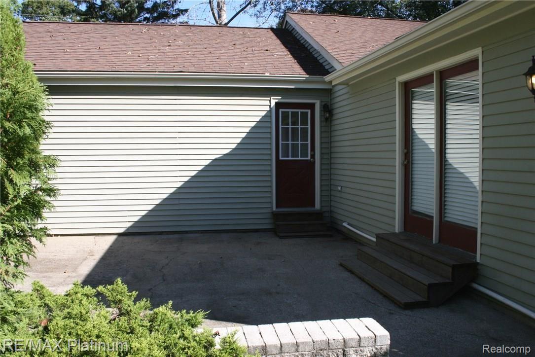 6284 Brighton Road Brighton, MI 48116 - Photo 5 of 20 IMG_1266.jpg