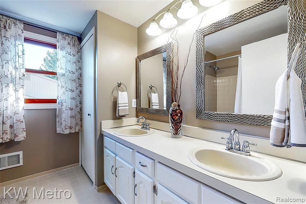 1722 Snowden Circle Rochester Hills, MI 48306 - Photo 30 of 39