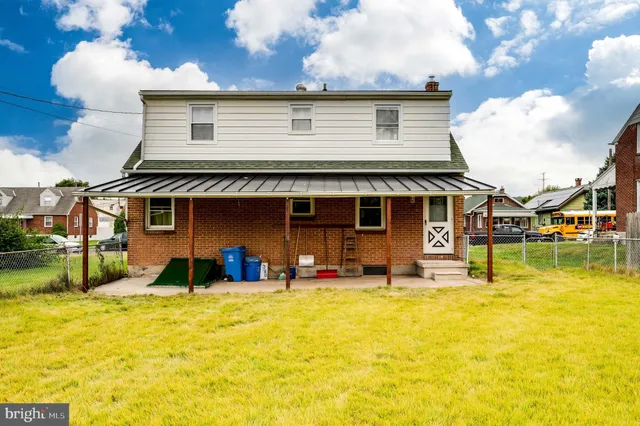 a front view of house with yard