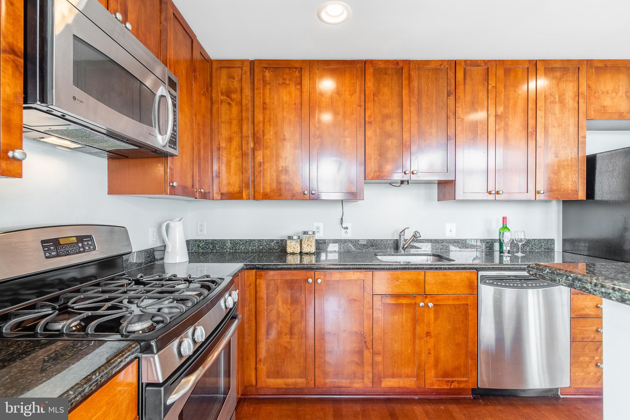 3600 South Glebe Road, Unit 1121W Arlington, VA 22202 - Photo 4 of 31 Gas cooking