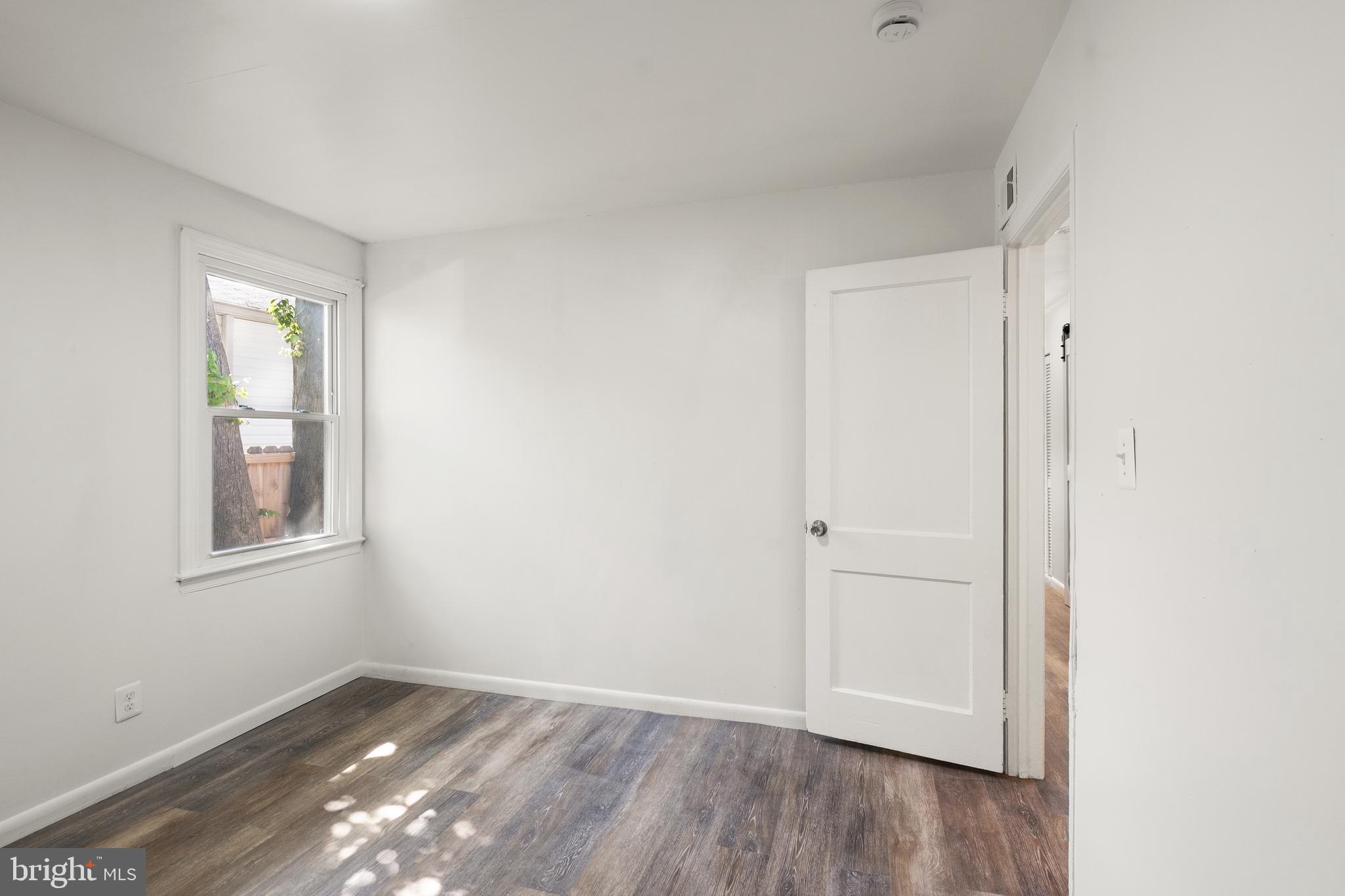 28 East Reed Avenue Alexandria, VA 22305 - Photo 19 of 33 an empty room with windows and closet