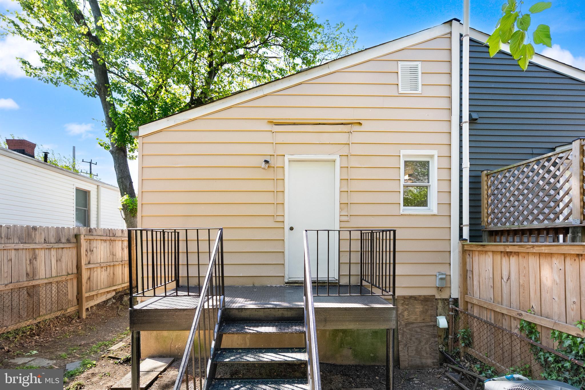 28 East Reed Avenue Alexandria, VA 22305 - Photo 27 of 33 a view of a patio with a table and chairs and wooden fence