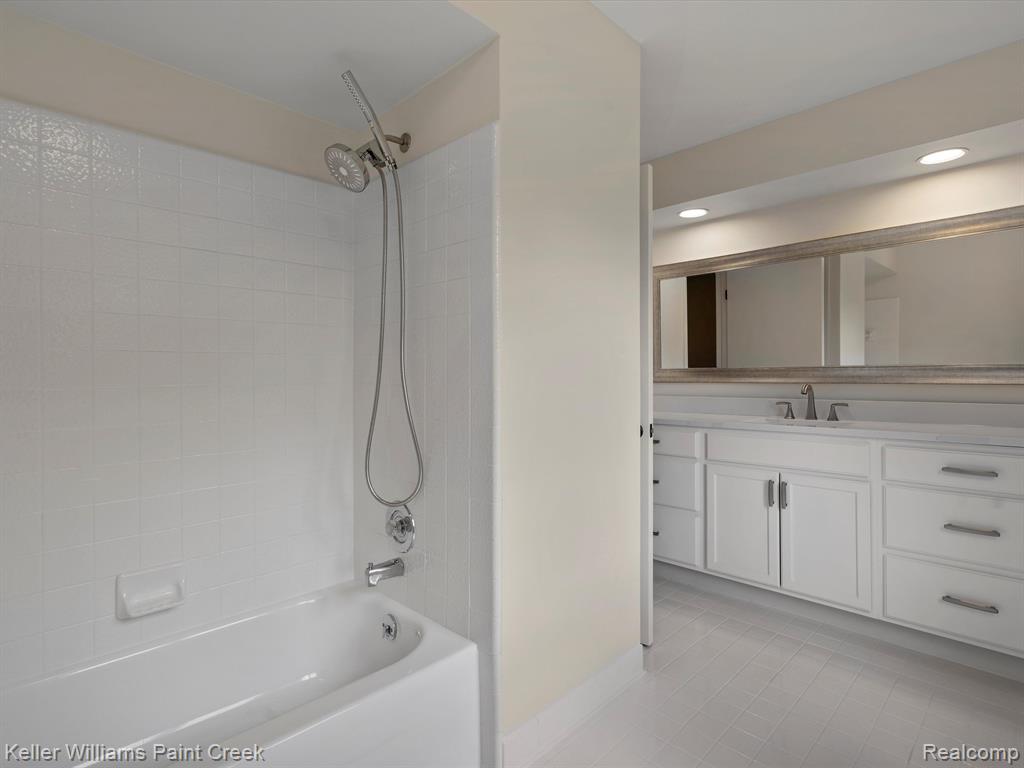 319 Lake Forest Road Rochester Hills, MI 48309 - Photo 33 of 42