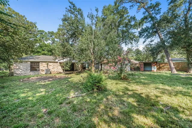 a view of a back yard