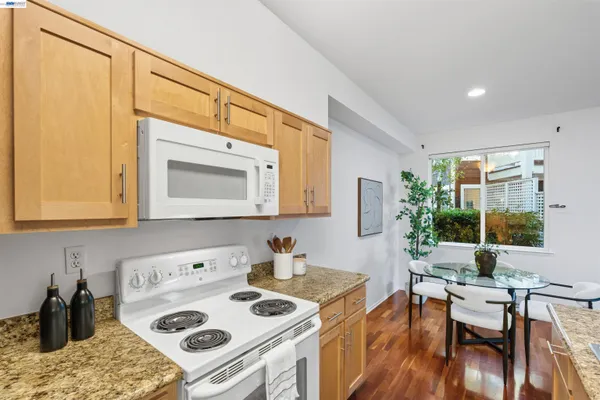 $399,000 | 15 Marina Lakes Drive, Richmond, CA 94804