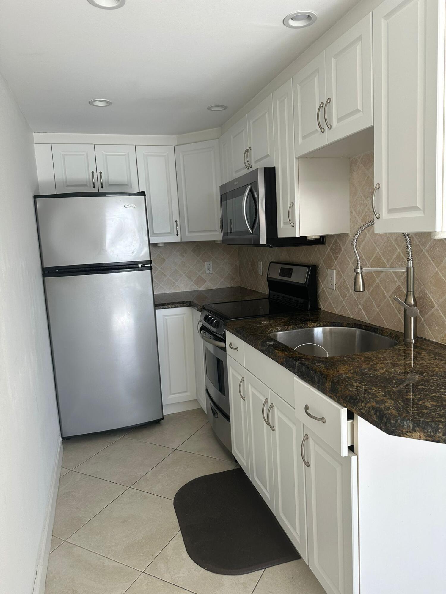 15 South Golfview Road, Unit 504 Lake Worth Beach, FL 33460 - Photo 5 of 5 Kitchen