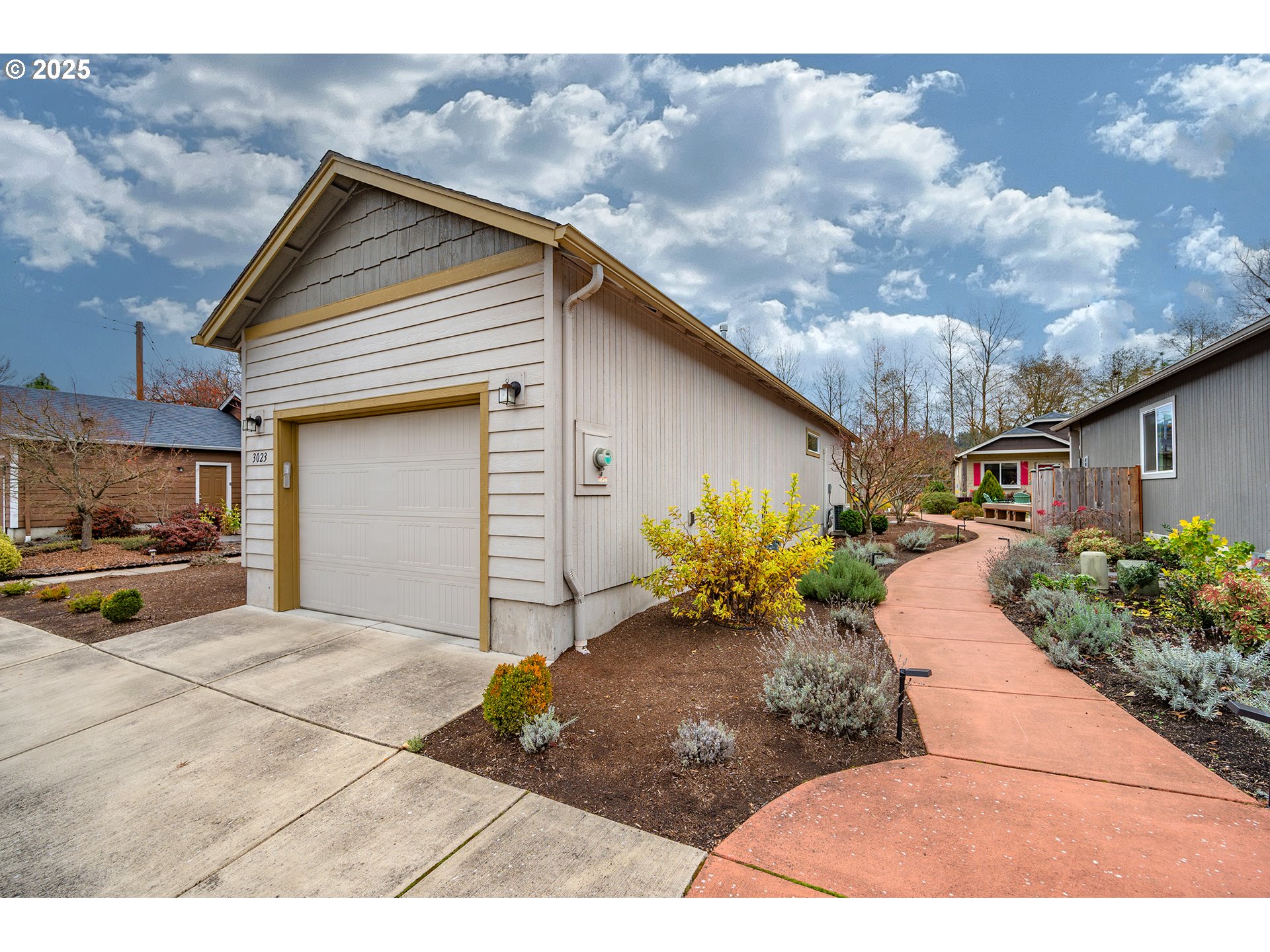 3023 Hummingbird Lane Eugene, OR 97405 - Photo 5 of 31