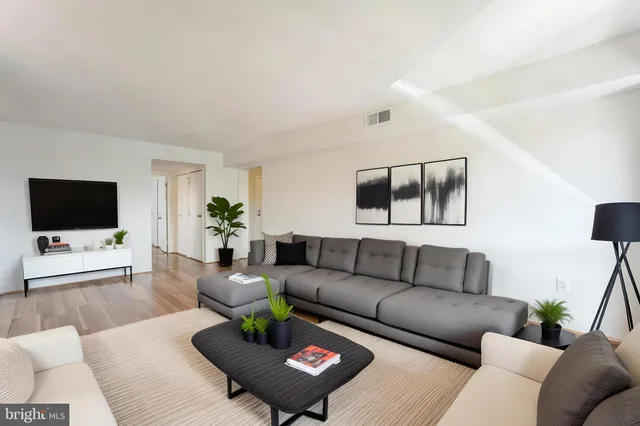 $1,800 | 5758 Village Green Drive, Unit E, Alexandria, VA 22309