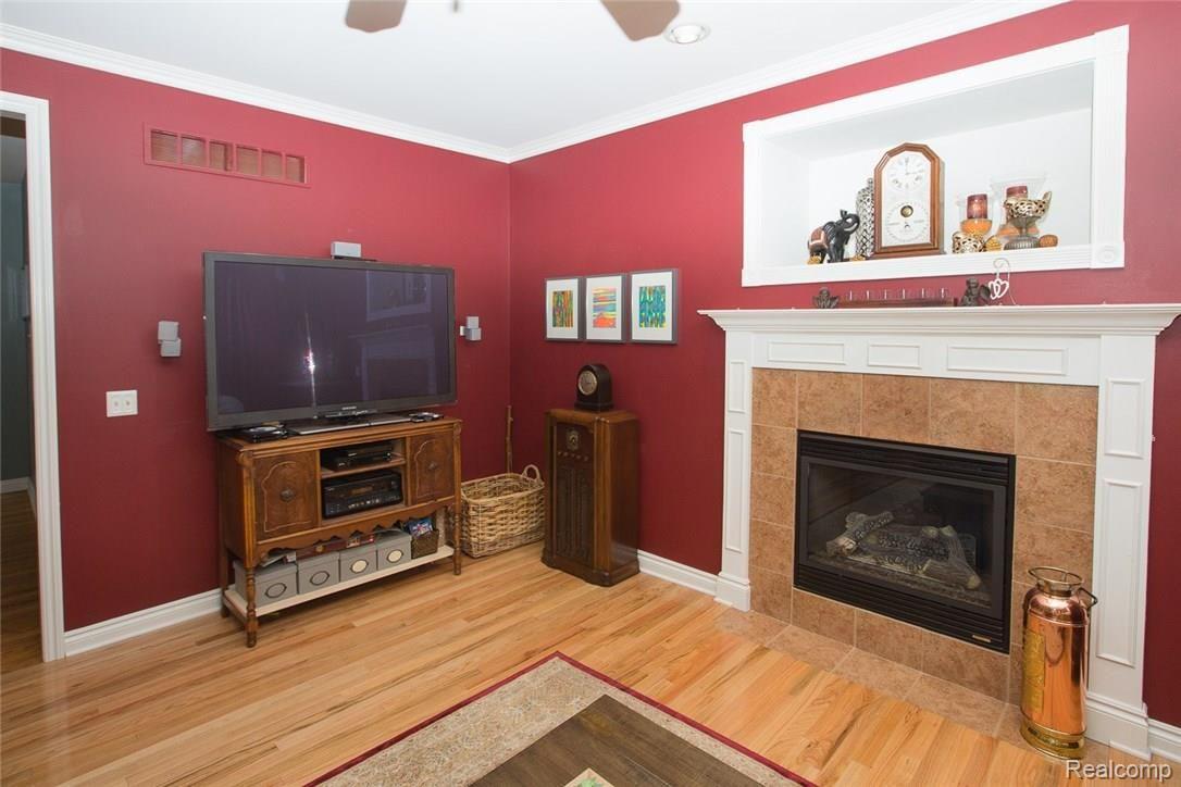 1812 Gilmore Street Howell, MI 48855 - Photo 8 of 39 Living?Great Room 4.jpg