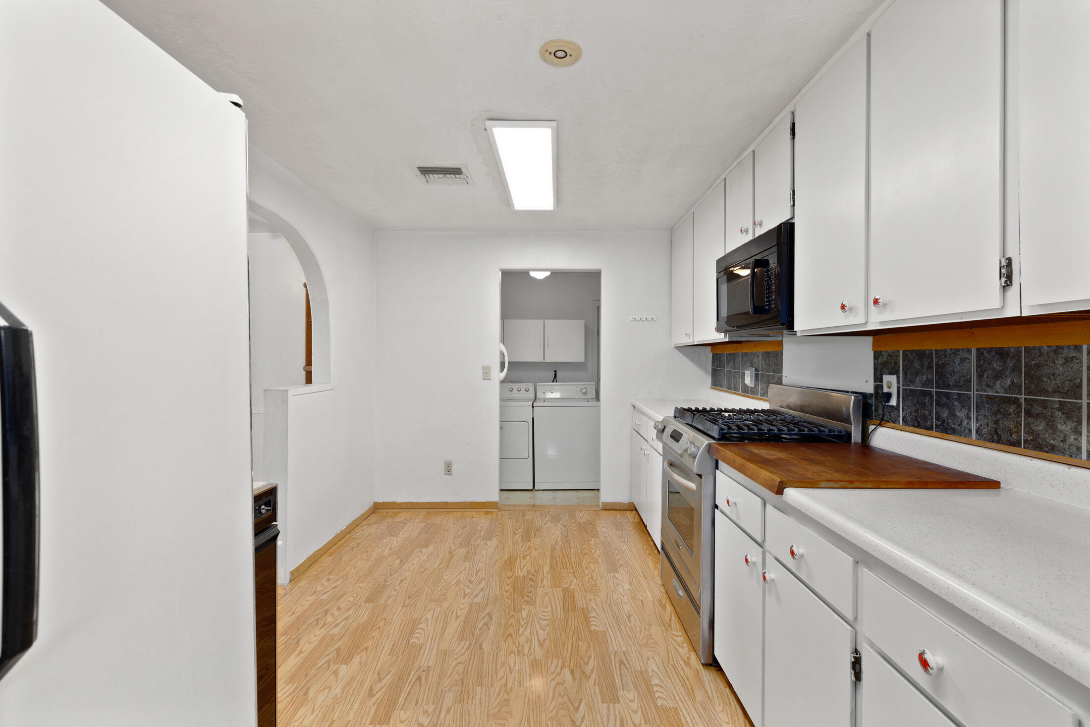 2488 Leonard Road Grants Pass, OR 97527 - Photo 17 of 37 Kitchen, view to Laundry Area