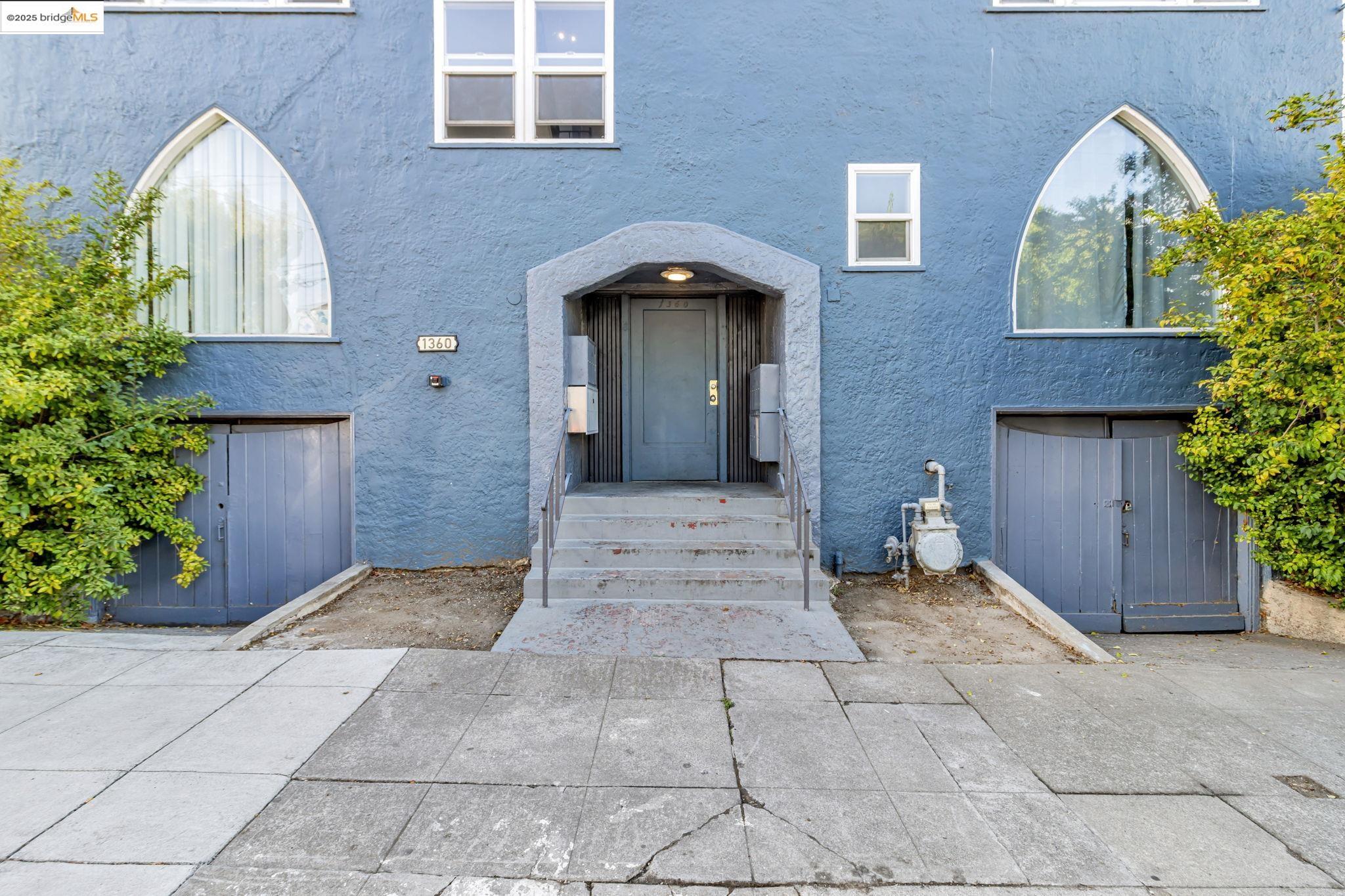 1360 Berkeley Way Berkeley, CA 94702 - Photo 32 of 35 a front view of a house with garden