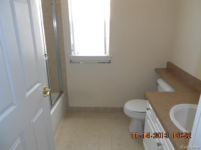 3542 Oakmonte Boulevard, Unit 107 Rochester, MI 48306 - Photo 8 of 10 Bath.jpg