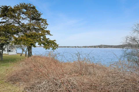 $1,690,000 | 10 Elliott Place, Montauk, NY 11954