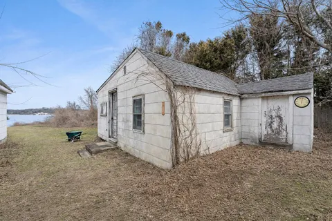 $1,690,000 | 10 Elliott Place, Montauk, NY 11954