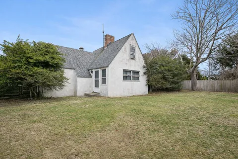 $1,690,000 | 10 Elliott Place, Montauk, NY 11954