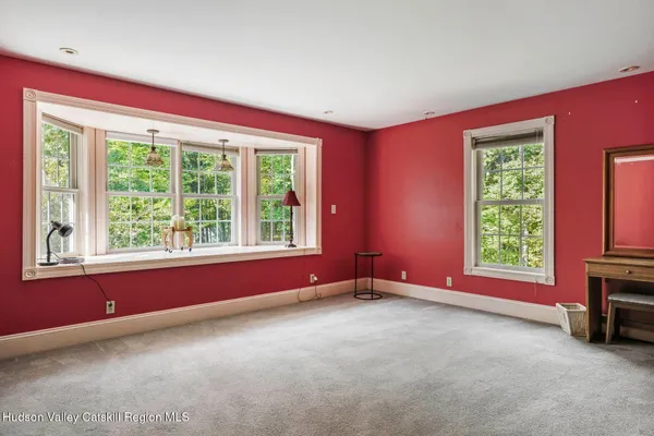 a view of a house with backyard
