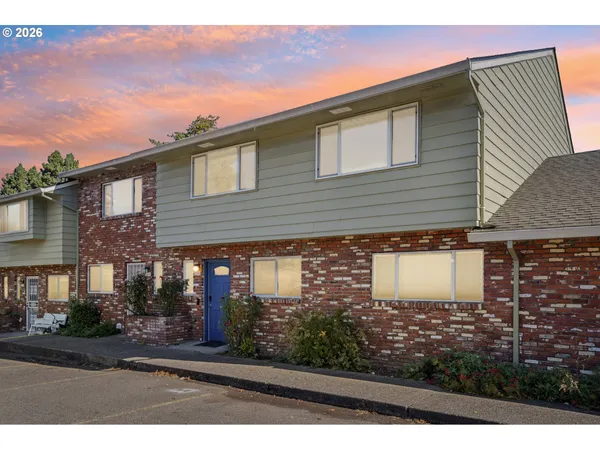 $215,000 | 1302 Northeast Hogan Drive, Unit 169, Gresham, OR 97030